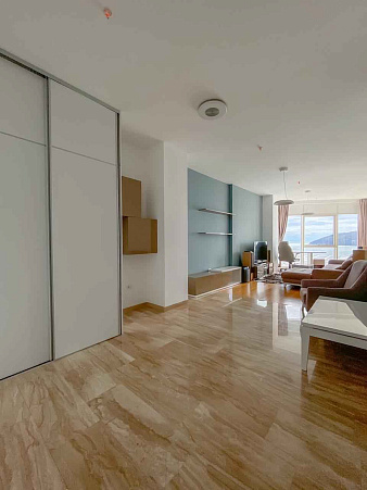 Apartment mit zwei Schlafzimmern und Meerblick im Zentrum von Budva — photo 3